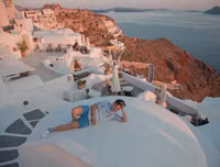 Diễn viên Trịnh Tú Trung khám phá cuộc sống thiên đường ở Santorini