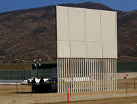 Cận cảnh nguyên mẫu các bức tường Mỹ sẽ xây dọc biên giới Mexico