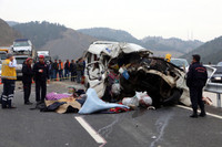 Thổ Nhĩ Kỳ: Xe buýt bẹp dúm do va xe tải, 9 người thiệt mạng