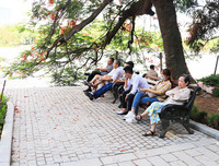 Đá hoa cương thay đổi diện mạo vỉa hè hồ Gươm