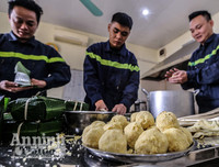Những chiếc bánh chưng được gói bởi bàn tay thô ráp của chiến sỹ PCCC Thủ đô