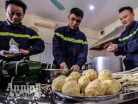 Những chiếc bánh chưng được gói bởi bàn tay thô ráp của chiến sỹ PCCC Thủ đô