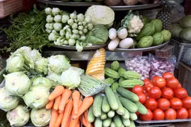 Hà Nội: Giá hoa tươi, rau củ, thịt cá tăng 15 – 30% so với ngày thường