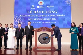 Bộ trưởng Tài chính đánh cồng khai trương phiên giao dịch chứng khoán đầu Xuân Bính Ngọ