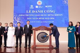 Bộ trưởng Tài chính đánh cồng khai trương phiên giao dịch chứng khoán đầu Xuân Bính Ngọ