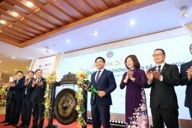 Bộ trưởng Tài chính đánh cồng khai trương phiên giao dịch chứng khoán đầu năm 2026