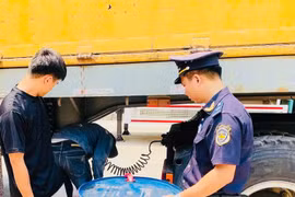 Bắt giữ đối tượng buôn lậu gần 1.300 lít dầu