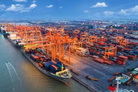 Xuất nhập khẩu giảm tháng thứ ba liên tiếp