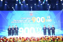 Kim ngạch xuất nhập khẩu Việt Nam vượt 900 tỷ USD trong năm 2025