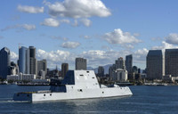 [ẢNH] Khu trục hạm USS Michael Monsoor diễn tập điều khiển khí tài không người lái 