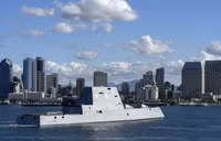 [ẢNH] Khu trục hạm USS Michael Monsoor diễn tập điều khiển khí tài không người lái 