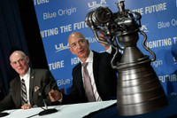 [ẢNH] Hai tỉ phú Elon Musk và Jeff Bezos 