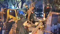 Hình ảnh Bộ Tư lệnh Cảnh sát cơ động phối hợp Công an Hà Nội làm sạch môi trường sau bão số 3