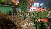 Hình ảnh Bộ Tư lệnh Cảnh sát cơ động phối hợp Công an Hà Nội làm sạch môi trường sau bão số 3