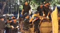 Hình ảnh Bộ Tư lệnh Cảnh sát cơ động phối hợp Công an Hà Nội làm sạch môi trường sau bão số 3