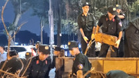 Hình ảnh Bộ Tư lệnh Cảnh sát cơ động phối hợp Công an Hà Nội làm sạch môi trường sau bão số 3
