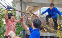Hình ảnh Bộ Tư lệnh Cảnh sát cơ động phối hợp Công an Hà Nội làm sạch môi trường sau bão số 3