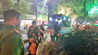 Hình ảnh Bộ Tư lệnh Cảnh sát cơ động phối hợp Công an Hà Nội làm sạch môi trường sau bão số 3