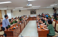 Hình ảnh Bộ Tư lệnh Cảnh sát cơ động phối hợp Công an Hà Nội làm sạch môi trường sau bão số 3