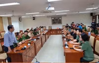 Hình ảnh Bộ Tư lệnh Cảnh sát cơ động phối hợp Công an Hà Nội làm sạch môi trường sau bão số 3