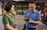 Hình ảnh Bộ Tư lệnh Cảnh sát cơ động phối hợp Công an Hà Nội làm sạch môi trường sau bão số 3