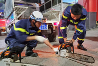 Hình ảnh Bộ Tư lệnh Cảnh sát cơ động phối hợp Công an Hà Nội làm sạch môi trường sau bão số 3