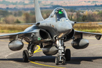 [ẢNH] Tiêm kích Rafale Pháp đâm đứt đường dây điện