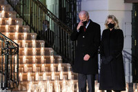 [ẢNH] Tổng thống Joe Biden làm lễ tưởng niệm 500.000 người Mỹ tử vong vì Covid-19