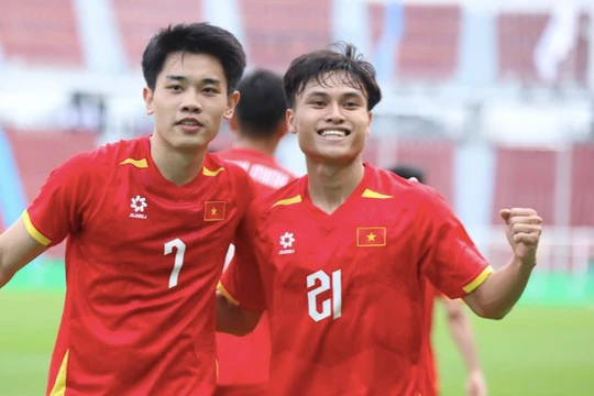 Đánh bại Malaysia, U22 Việt Nam nhất bảng vào bán kết SEA Games 33
