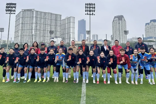 Các "cô gái vàng" vui vẻ nhận lì xì, hứng khởi tập luyện săn vé World Cup