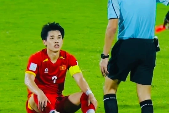 HLV Kim Sang-sik nói về thẻ đỏ của Đình Bắc