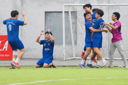 Bùng nổ cuối trận, THPT Vinschool TH giành vé ấn tượng