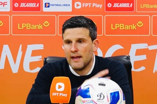 Đập bàn mắng trọng tài, HLV trưởng CLB Ninh Bình nhận án kỷ luật