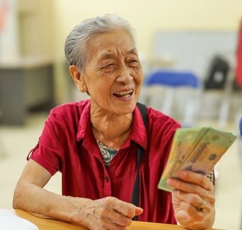 Tặng quà Tết với mức 300.000 đồng cho người hưởng lương hưu, trợ cấp mất sức lao động 