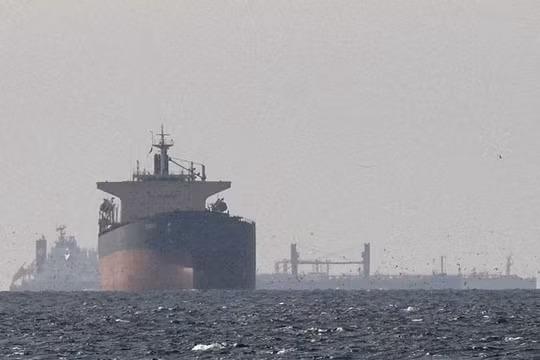 Ba tàu chở dầu có liên quan với Iran đi qua eo biển Hormuz