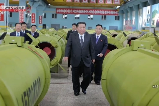 Nhà lãnh đạo Triều Tiên Kim Jong-un chỉ thị đẩy mạnh sản xuất tên lửa và đạn pháo