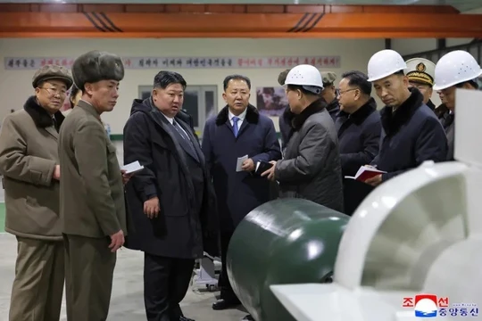 Ông Kim Jong-un thị sát đóng tàu ngầm chạy bằng năng lượng hạt nhân