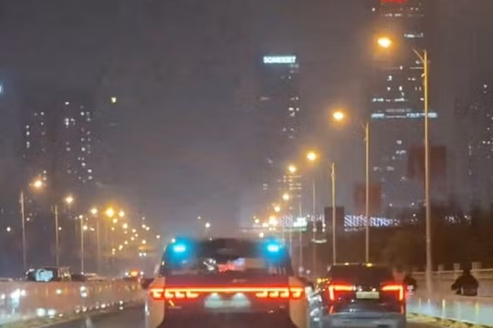 Nhiều xe taxi tự lái bất ngờ dừng trên đường ở Trung Quốc