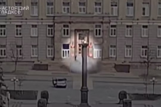 Video UAV Ukraine phát nổ gần lối vào tòa nhà chính quyền ở vùng Belgorod của Nga