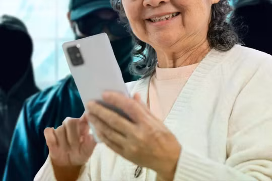 Cụ bà ngoài 80 tuổi người Nhật bị những kẻ giả danh cảnh sát lừa 7,5 triệu USD