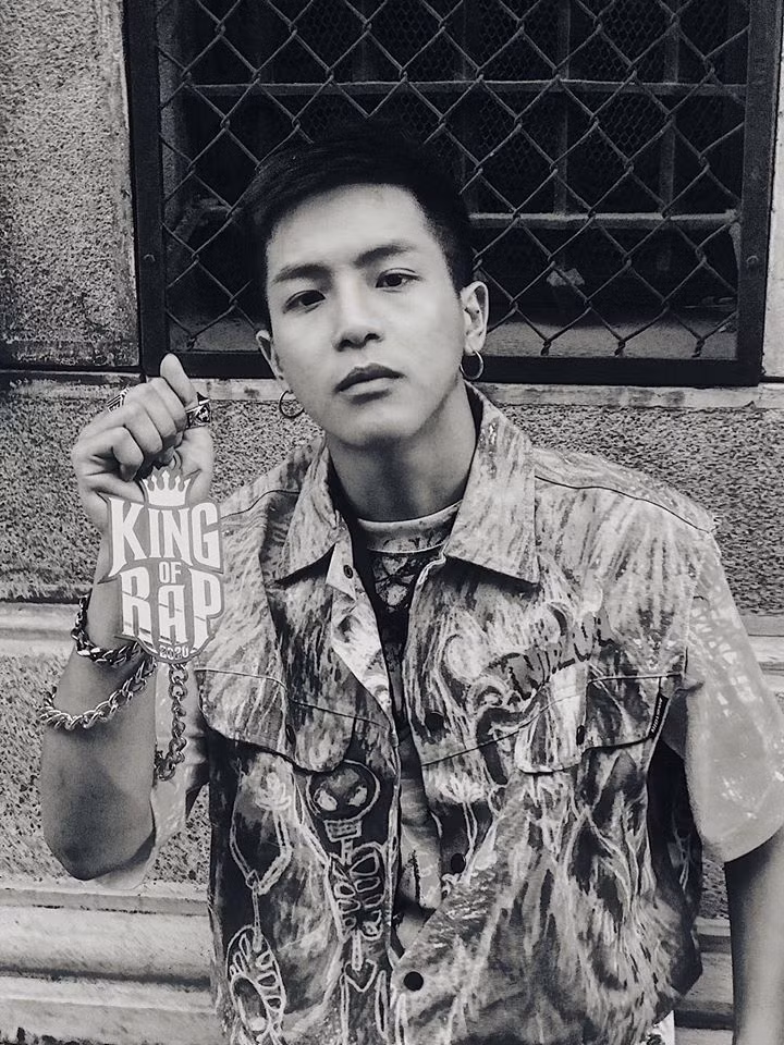 Nghệ danh Weeza được biến tấu của từ "Wizard" có nghĩa trong tiếng Anh là "phù thủy"