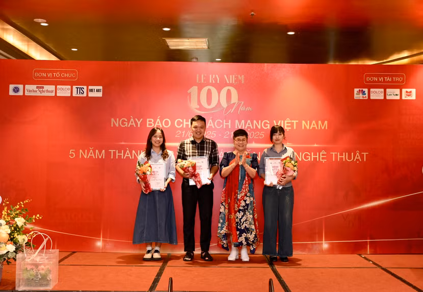 Các tác giả dành giải Ba chung cuộc