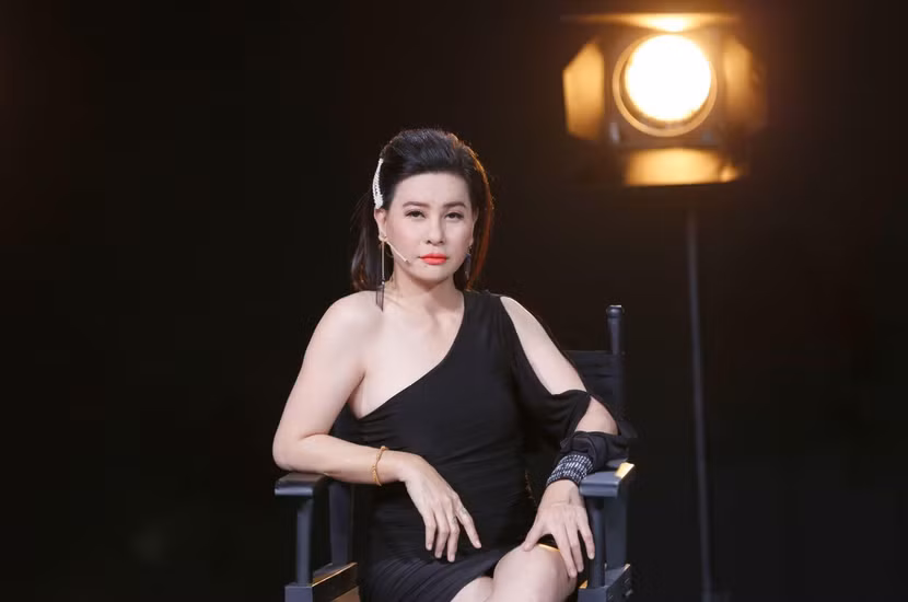 Gần đây Cát Phượng hay chia sẻ trên mạng xã hội những dòng trạng thái chất chứa tâm sự
