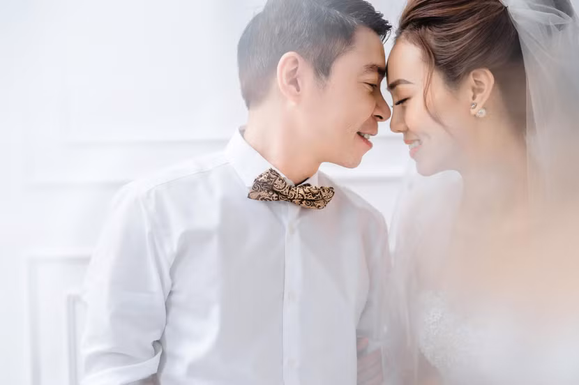 Để chuẩn bị cho đám cưới diễn ra vào ngày 2-1-2021 tại Hà Nội, NSND Công Lý đưa vợ sắp cưới - Ngọc Hà đi chụp bộ ảnh để làm kỷ niệm. Vốn là người có tính cách đơn giản, không cầu kỳ nên cả hai chọn chụp bộ ảnh trong không gian studio và không mất quá nhiều thời gian để hoàn thành những bức ảnh này.