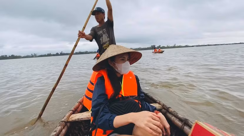 Thủy Tiên ngồi thuyền vượt dòng lũ vào khu vực nhà dân khó tiếp cận nhất