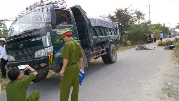 Xe ben cán chết cháu bé và hai người bị thương ảnh 1
