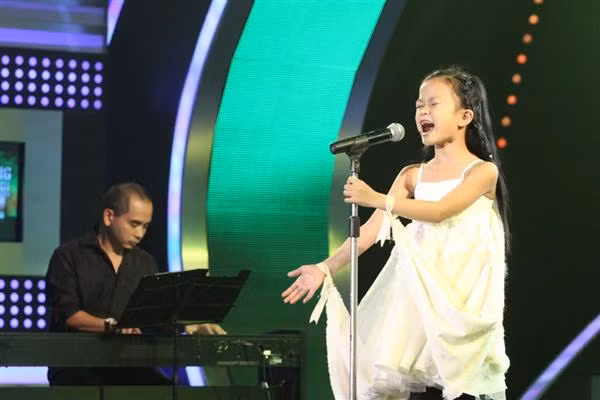 Cô bé Thanh Trúc mang "Con cò" "cứu" đêm bán kết nhạt nhẽo