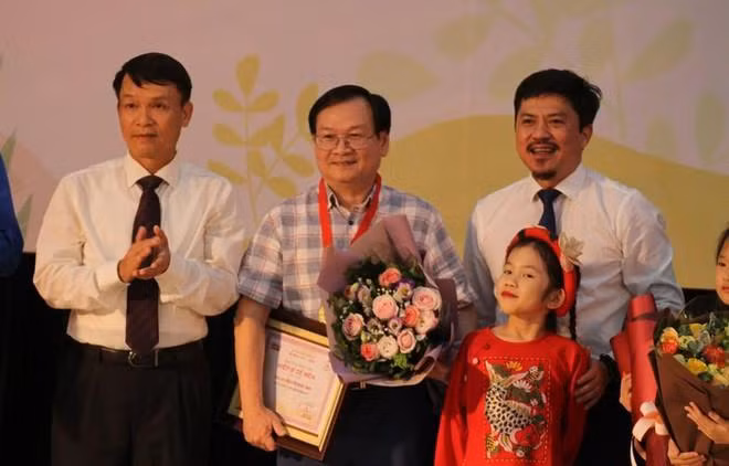 Nhà văn Nguyễn Nhật Ánh nhận giải thưởng Lớn - Hiệp sĩ Dế Mèn 2020