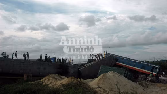 Container lao đầu vào tàu hỏa, hất tung 3 toa tàu khỏi đường ray ảnh 1
