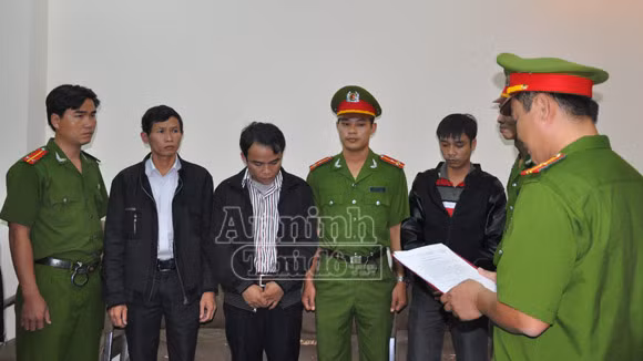 3 cán bộ ngân hàng tham ô hơn 25 tỷ đồng để cá độ bóng đá ảnh 1